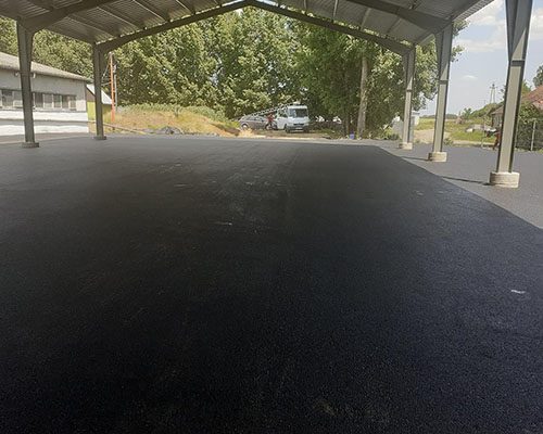 Fedett szín alatti sík, pormentes aszfaltburkolat