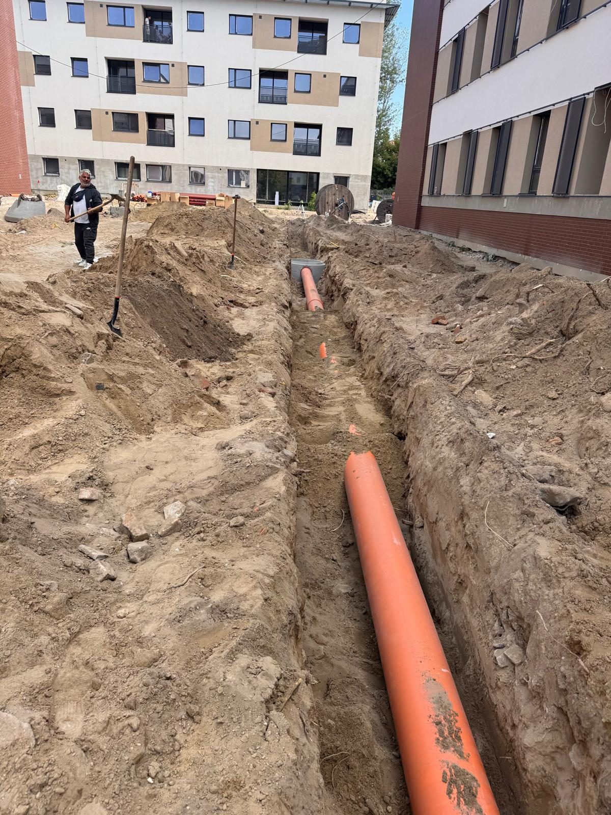 Fektetett KG-PVC szennyvízcsatorna gerincvezeték a kiemelt munkaárokban