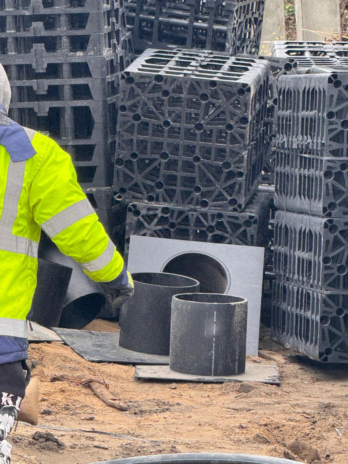 Csapadékvíz-szikkasztó műanyag blokkok és PE idomok a beépítés előtt