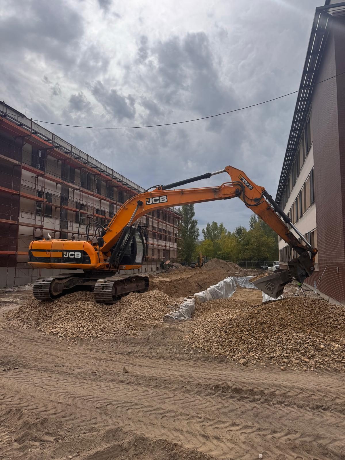 JCB lánctalpas kotrógép és kavicságyazatos, geotextíliás szivárgó kiépítése