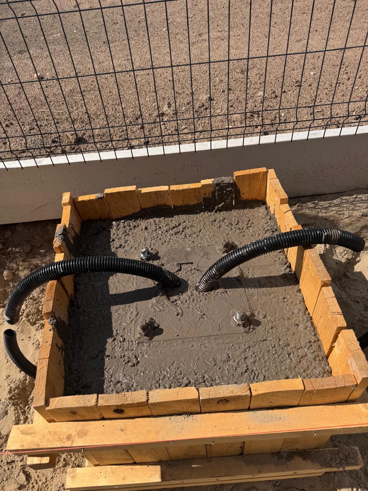 Kandeláber-betonalap zsaluzása, becsőzött kábelvédőkkel