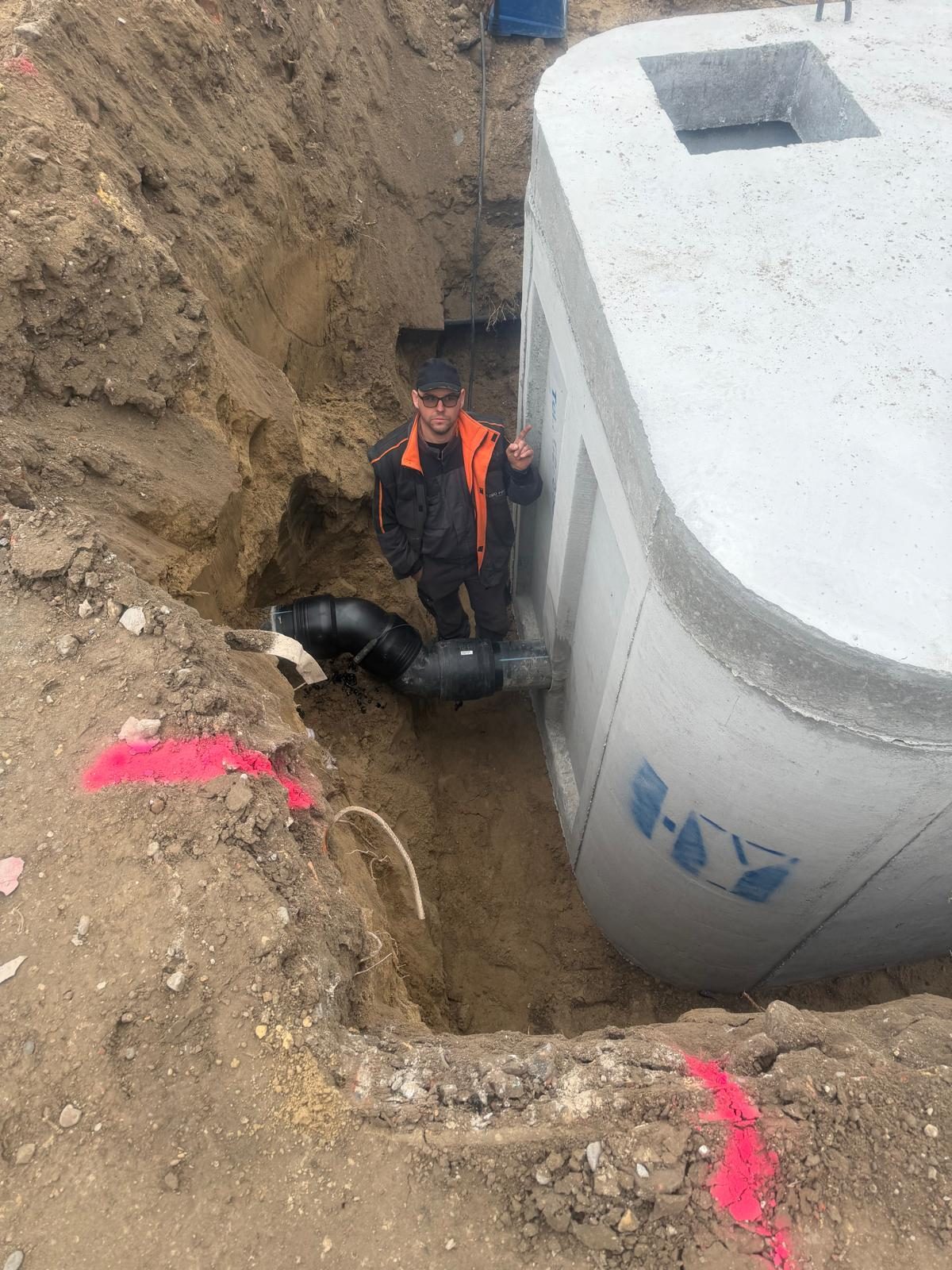 Nyomóvezeték és vízzáró betonakna bekötése, friss munkaárokban